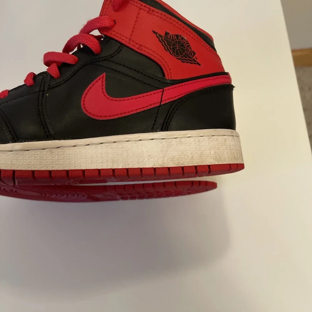 Air Jordan 1 Mid Alternate Bred (2022) DQ8423-060 Black/Red Boys 5Y